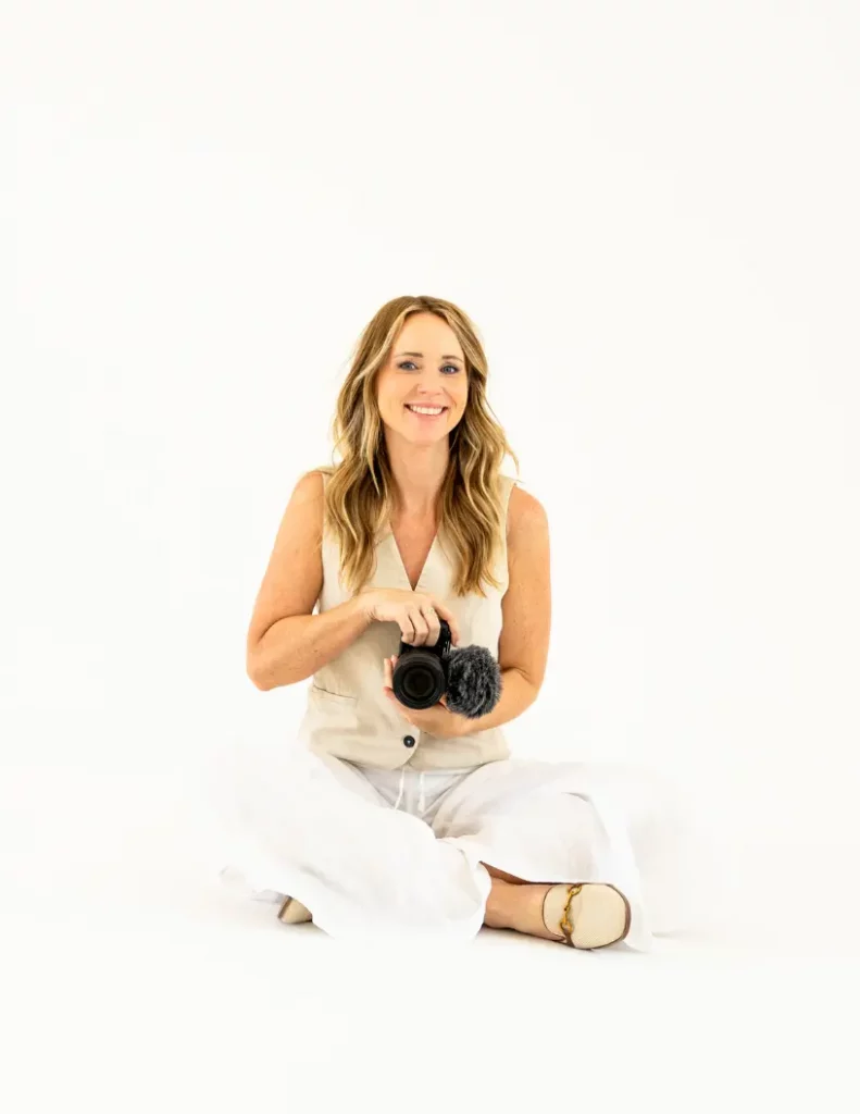 Brand Fotografin Carina Reichert mit Kamera