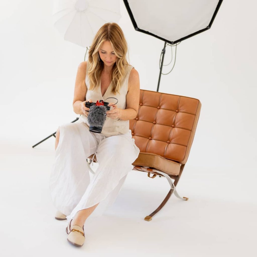Foto von Carina mit Kamera im Studio